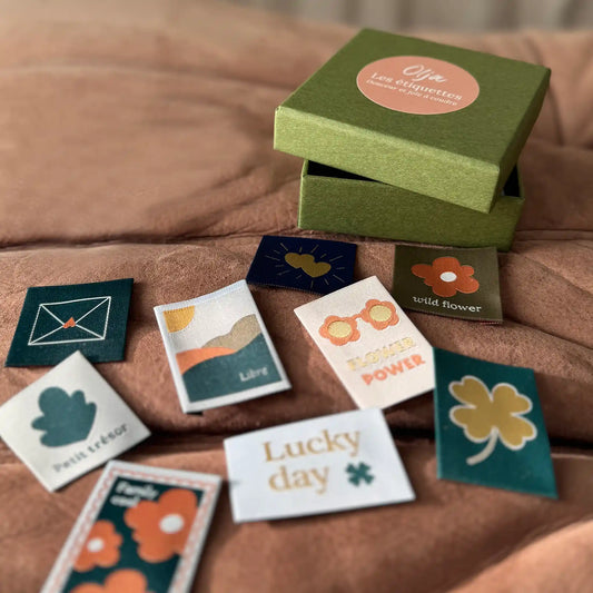 Assortiment d'étiquettes à coudre dans leur écrin